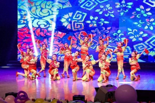 明道配资 湖南省青少年活动中心暑期艺术盛宴启幕，3大专场展少年儿童文艺风采