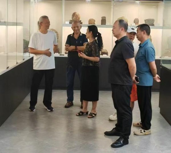 红和古 北京市观赏石协会副会长刘守东赴广元考察参观交流